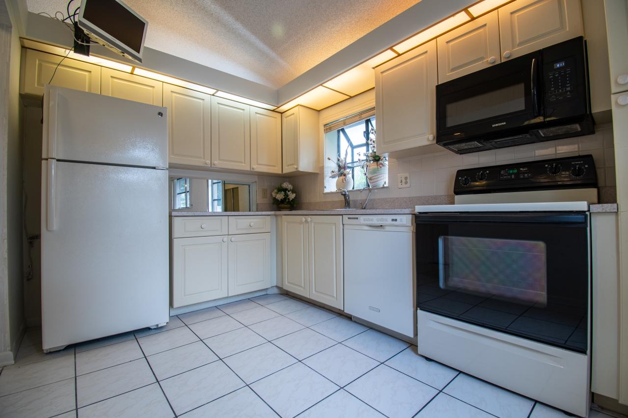 8218 Springtree Road Boca Raton, FL 33496 - Photo 11 of 16 Clean Kitchen