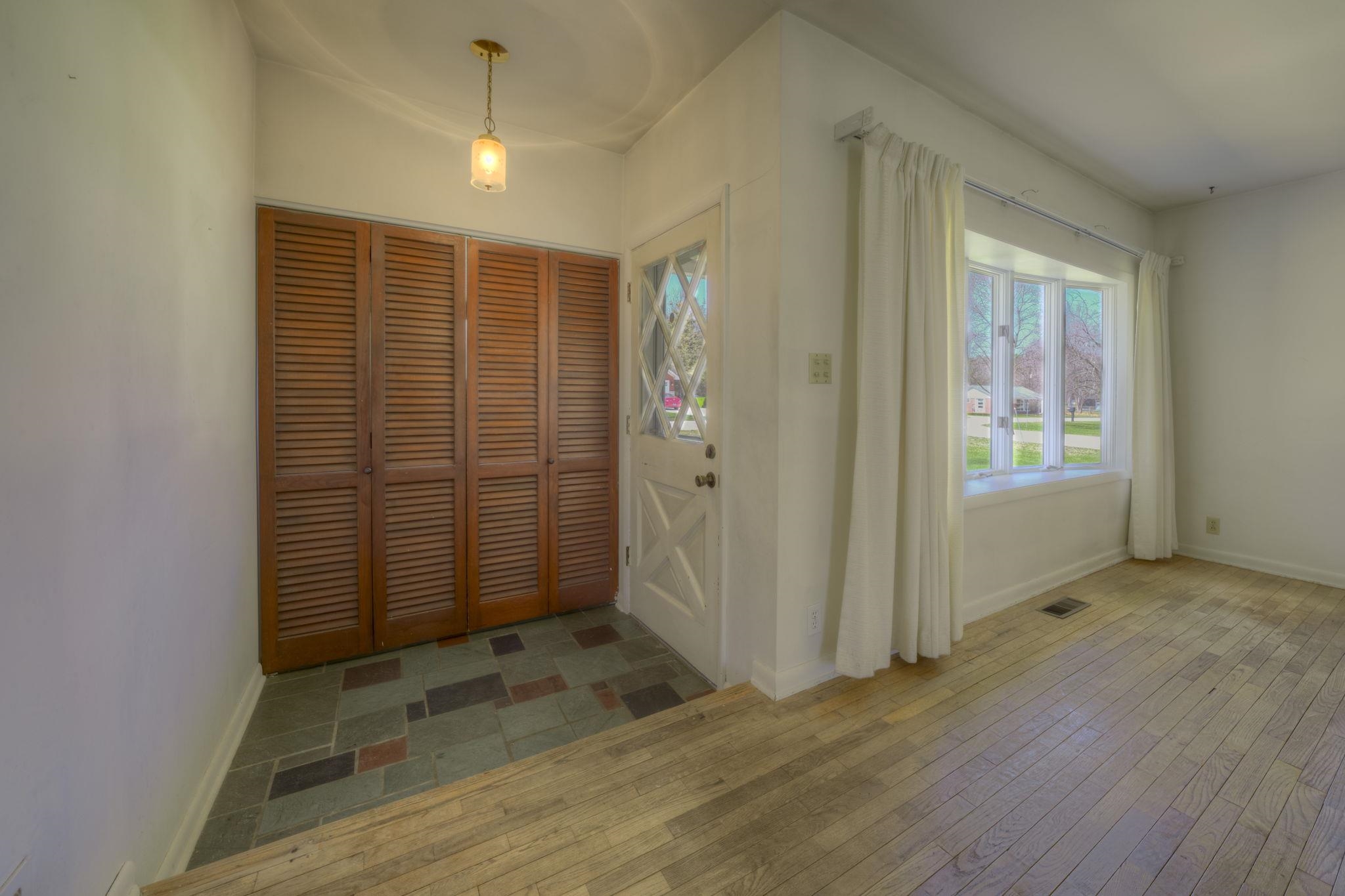 634 Sheridan Road Traverse City, MI 49686 - Photo 11 of 42 1932833-f49f5ec0-7307-4dd9-9606-b3de2df018cb.JPG