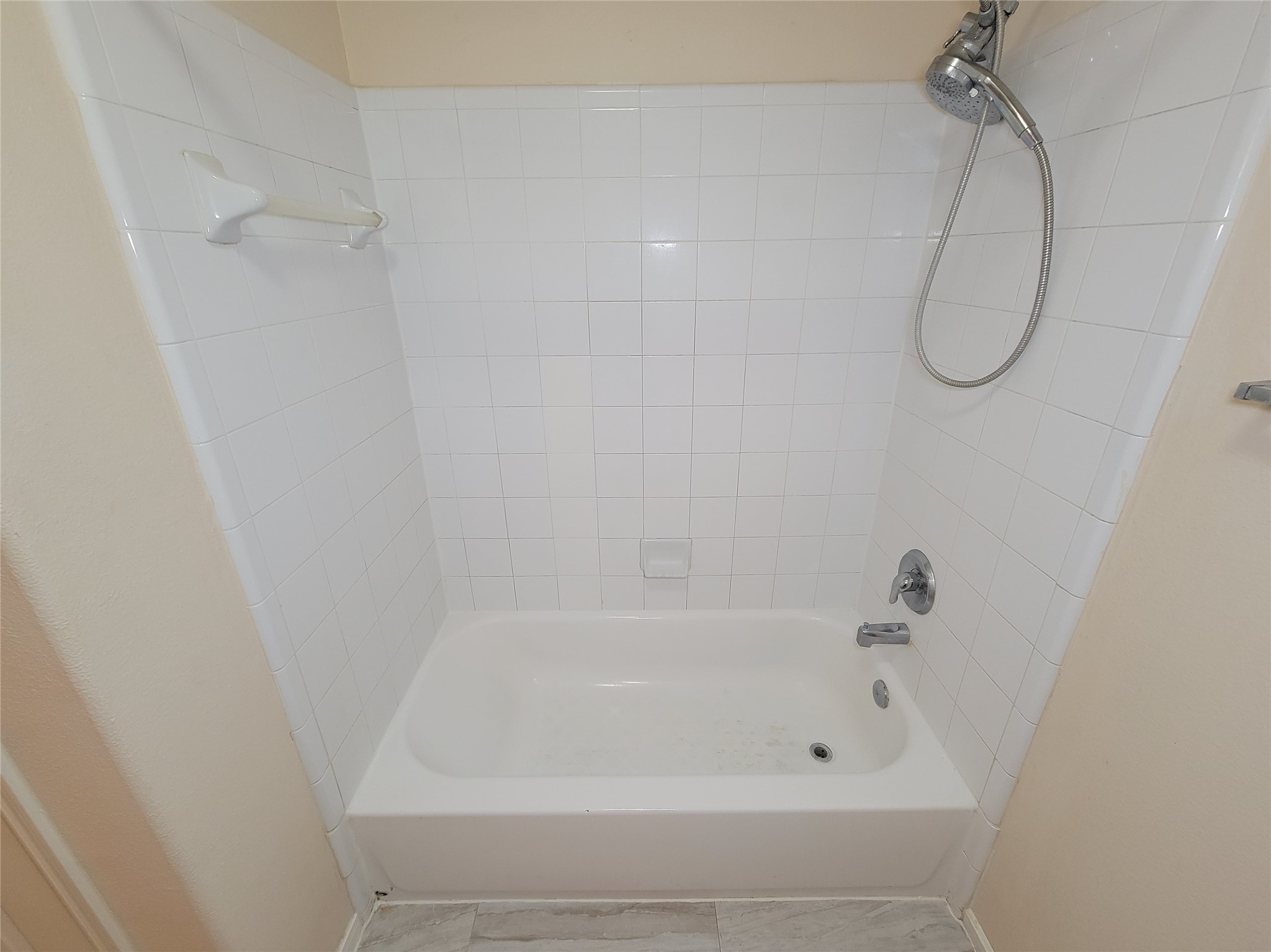 19626 Hardwood Ridge Trail Cypress, TX 77429 - Photo 35 of 48 Secondary Bathroom Tub/Shower area.