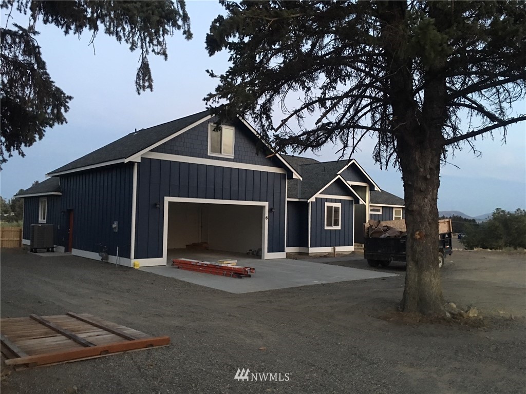 6 Viewpoint Road Ellensburg, WA 98926 - Photo 1 of 7 a front view of a house with a yard and garage