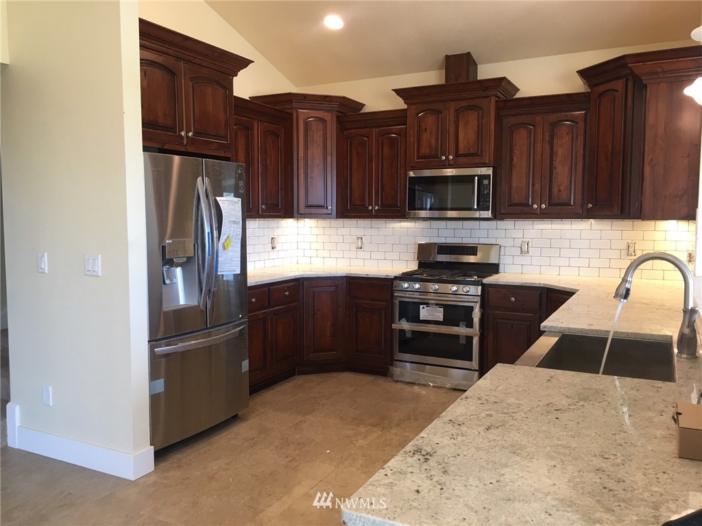6 Viewpoint Road Ellensburg, WA 98926 - Photo 4 of 7 a kitchen with wooden cabinets and stainless steel appliances