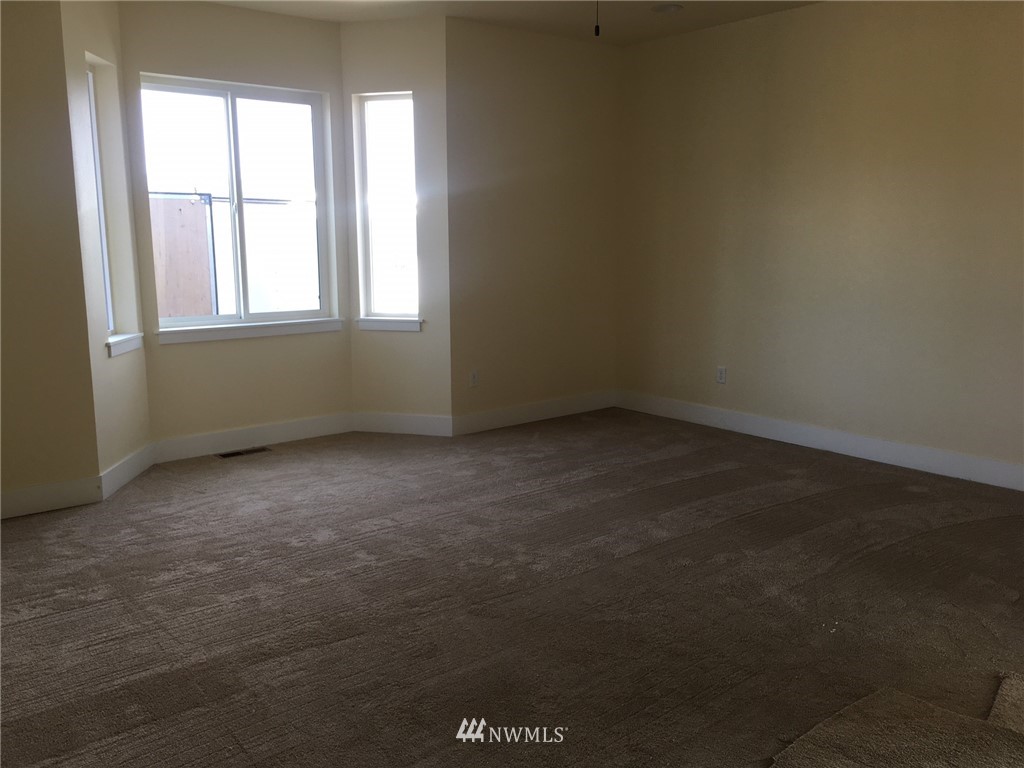 6 Viewpoint Road Ellensburg, WA 98926 - Photo 5 of 7 an empty room with windows