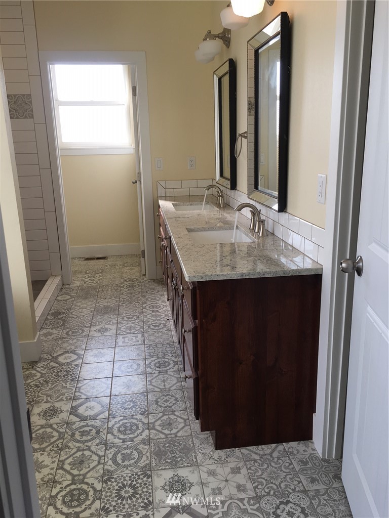 6 Viewpoint Road Ellensburg, WA 98926 - Photo 6 of 7 a bathroom with a granite countertop sink and a mirror
