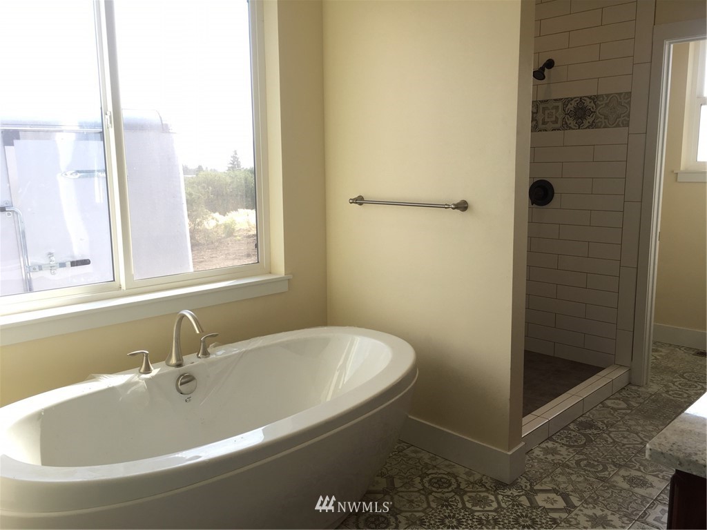 6 Viewpoint Road Ellensburg, WA 98926 - Photo 7 of 7 a white bath tub sitting next to a window