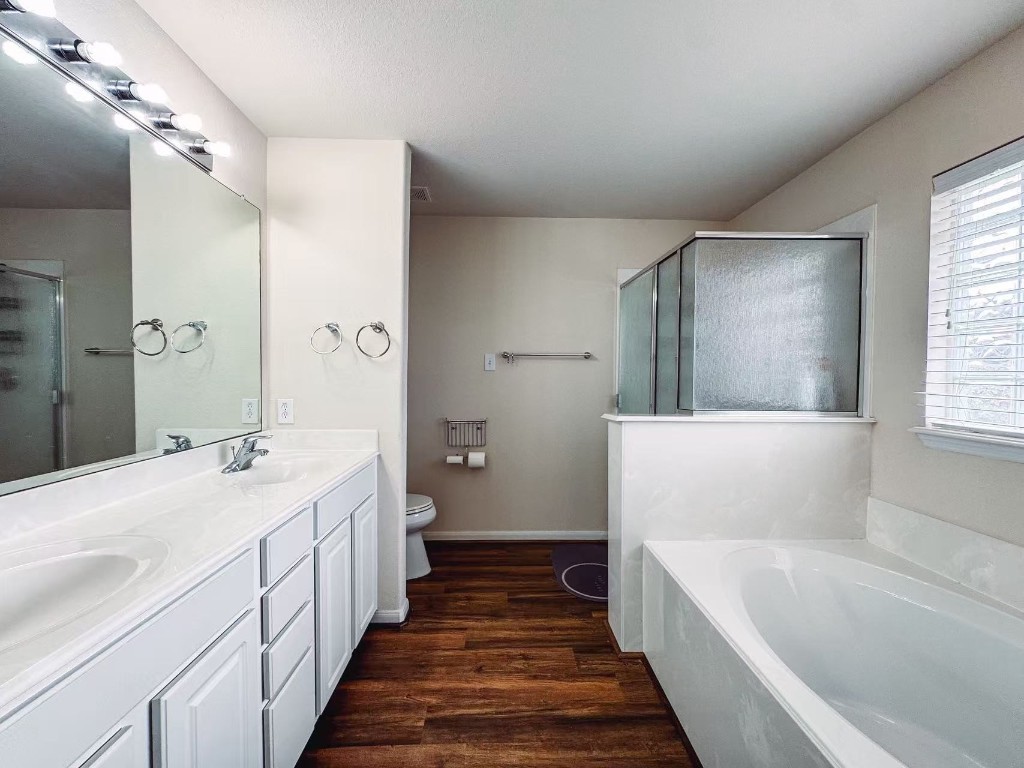 3923 Calgary Circle Missouri City, TX 77459 - Photo 15 of 25 a bathroom with a tub sink and mirror