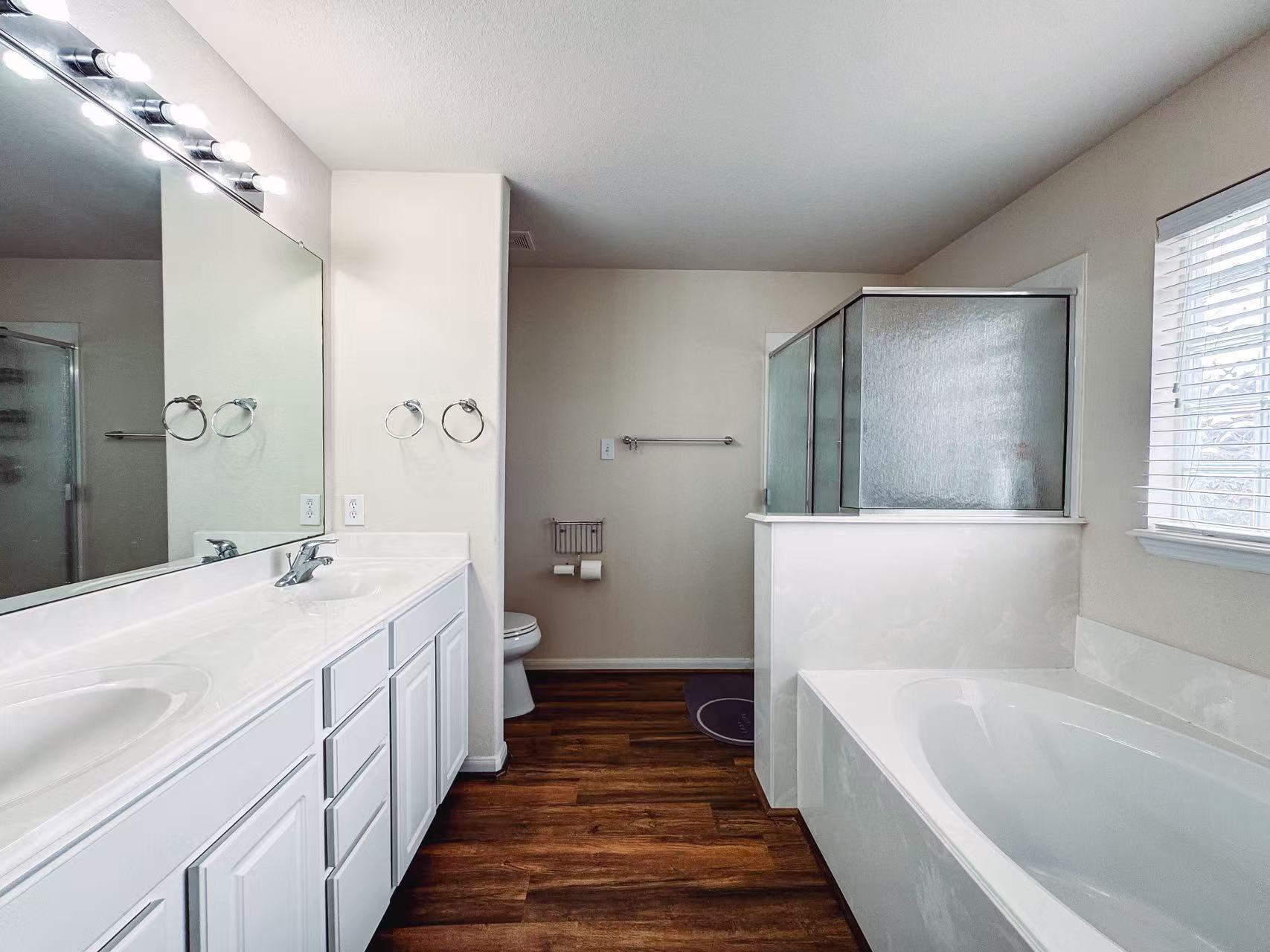 3923 Calgary Circle Missouri City, TX 77459 - Photo 15 of 25 a bathroom with a tub sink and mirror