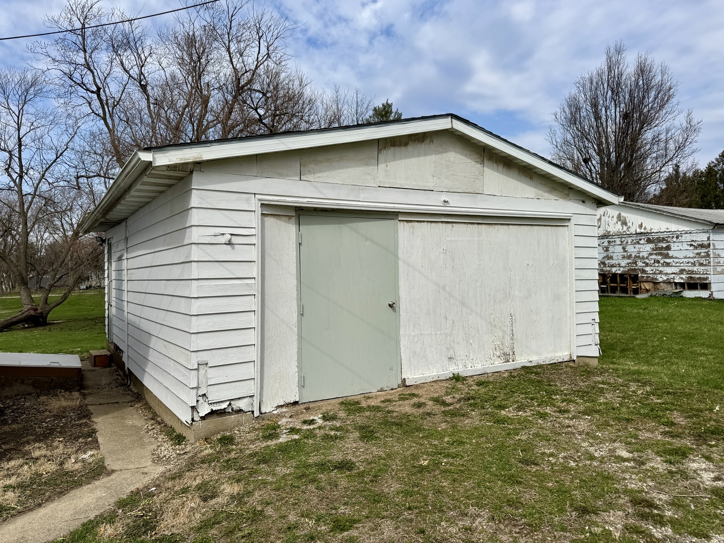 405 North 4th Street Neponset, IL 61345 - Photo 3 of 20 a view of a garage
