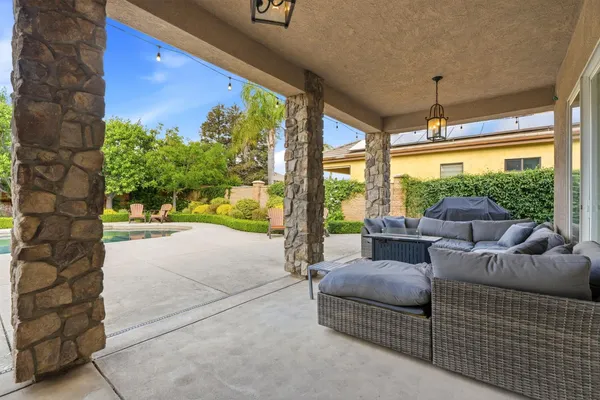$985,000 | 649 West Enterprise Avenue, Clovis, CA 93619