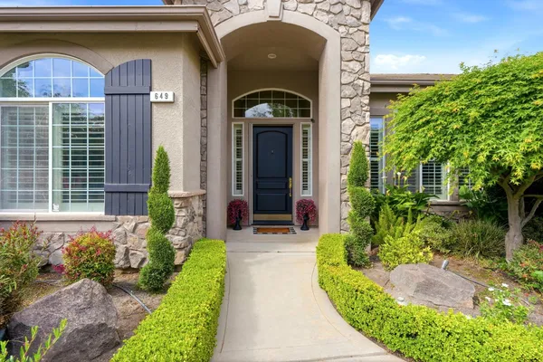 $985,000 | 649 West Enterprise Avenue, Clovis, CA 93619