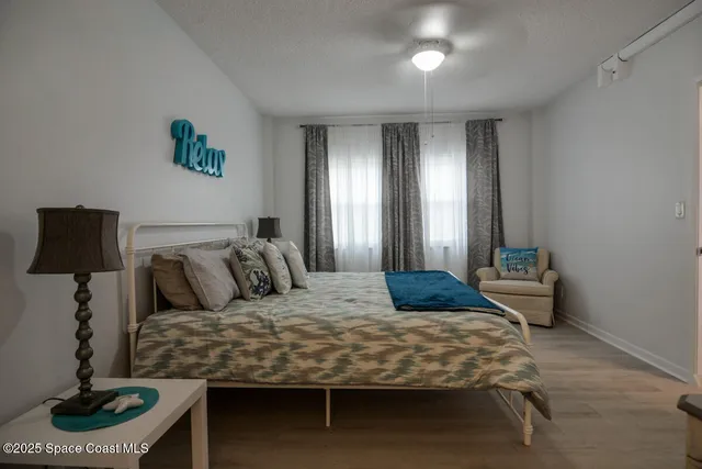 a bedroom with a bed and a lamp with the bookshelf