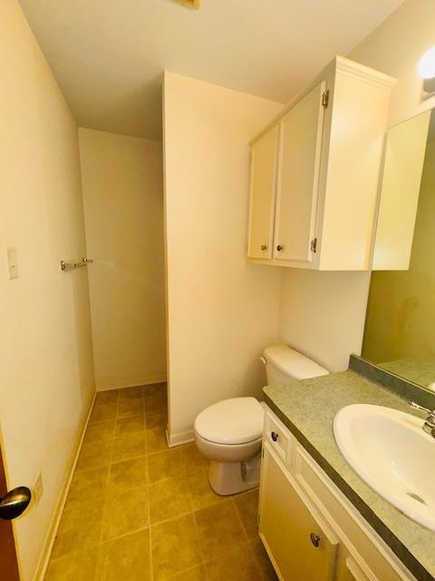 812 Lakeside Drive Athens, TX 75751 - Photo 10 of 13 a bathroom with a granite countertop sink toilet and a mirror
