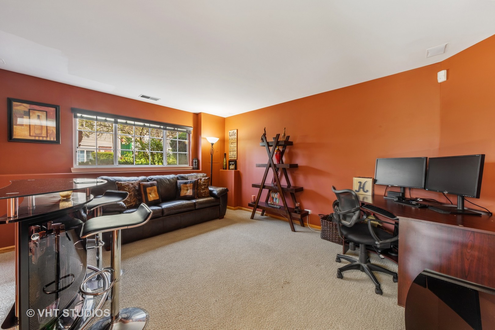 3423 Ravinia Circle Aurora, IL 60504 - Photo 4 of 17 a livingroom with workspace and a window