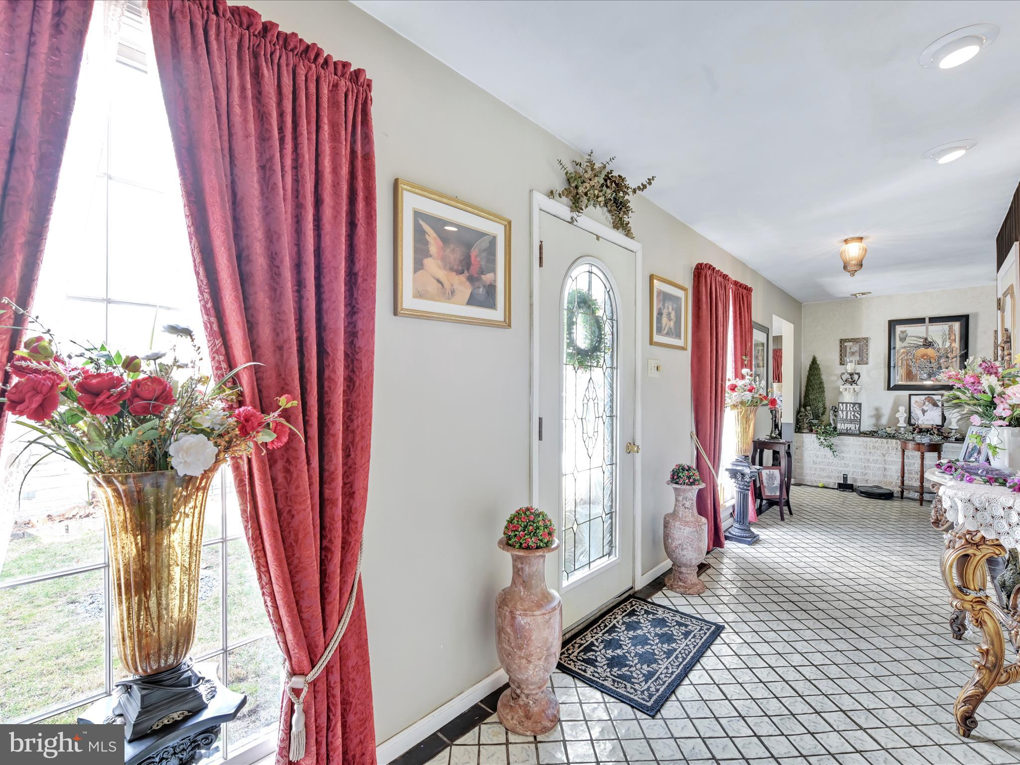 5 Heather Court Reading, PA 19606 - Photo 5 of 36 Foyer