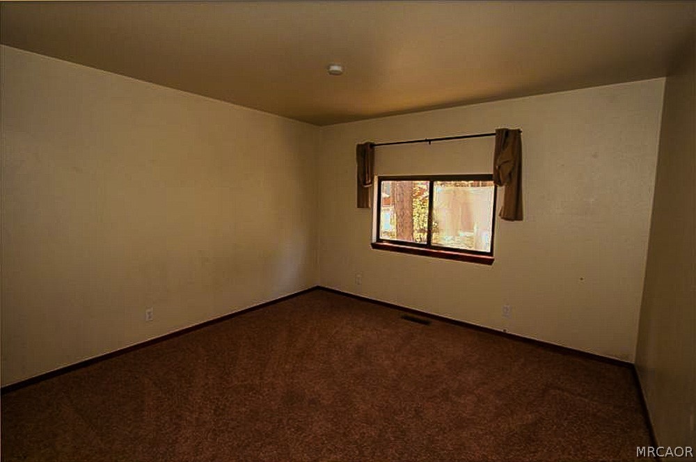 337 Maple Lane Sugarloaf, CA 92386 - Photo 19 of 25 an empty room with a window