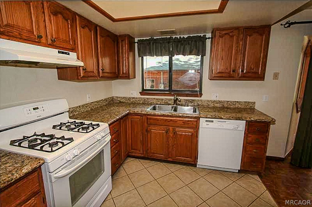 337 Maple Lane Sugarloaf, CA 92386 - Photo 2 of 25 a kitchen with granite countertop a sink stove and cabinets