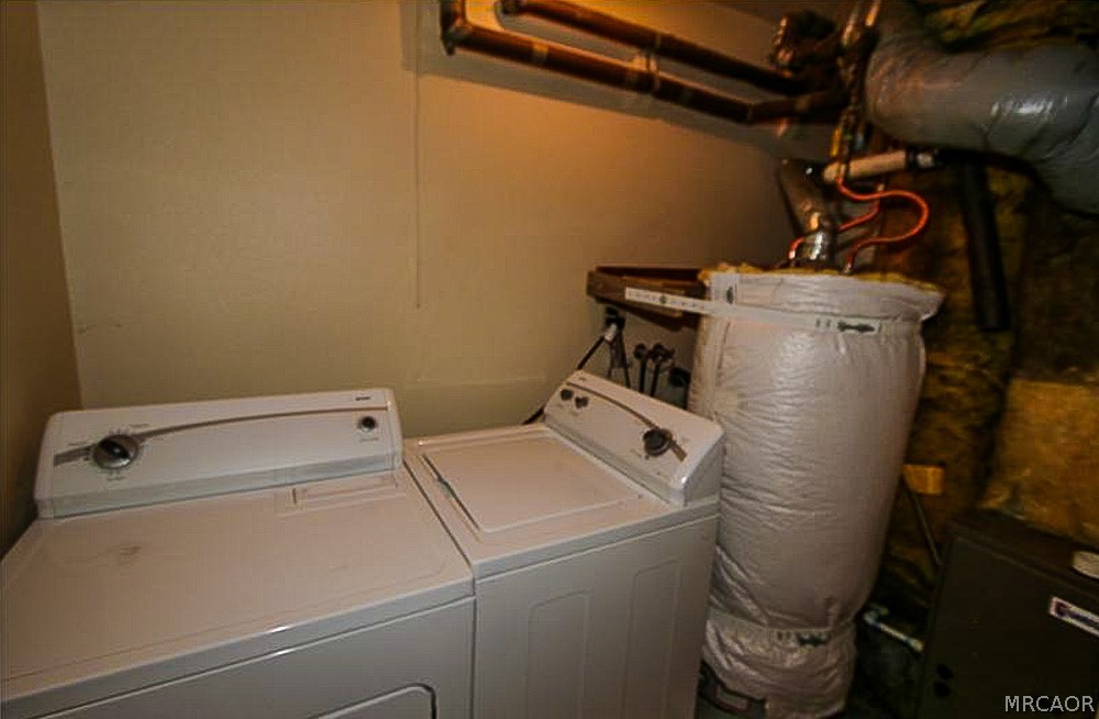 337 Maple Lane Sugarloaf, CA 92386 - Photo 7 of 25 a utility room with dryer and washer
