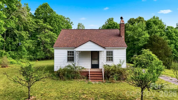 a view of a yard in front of house