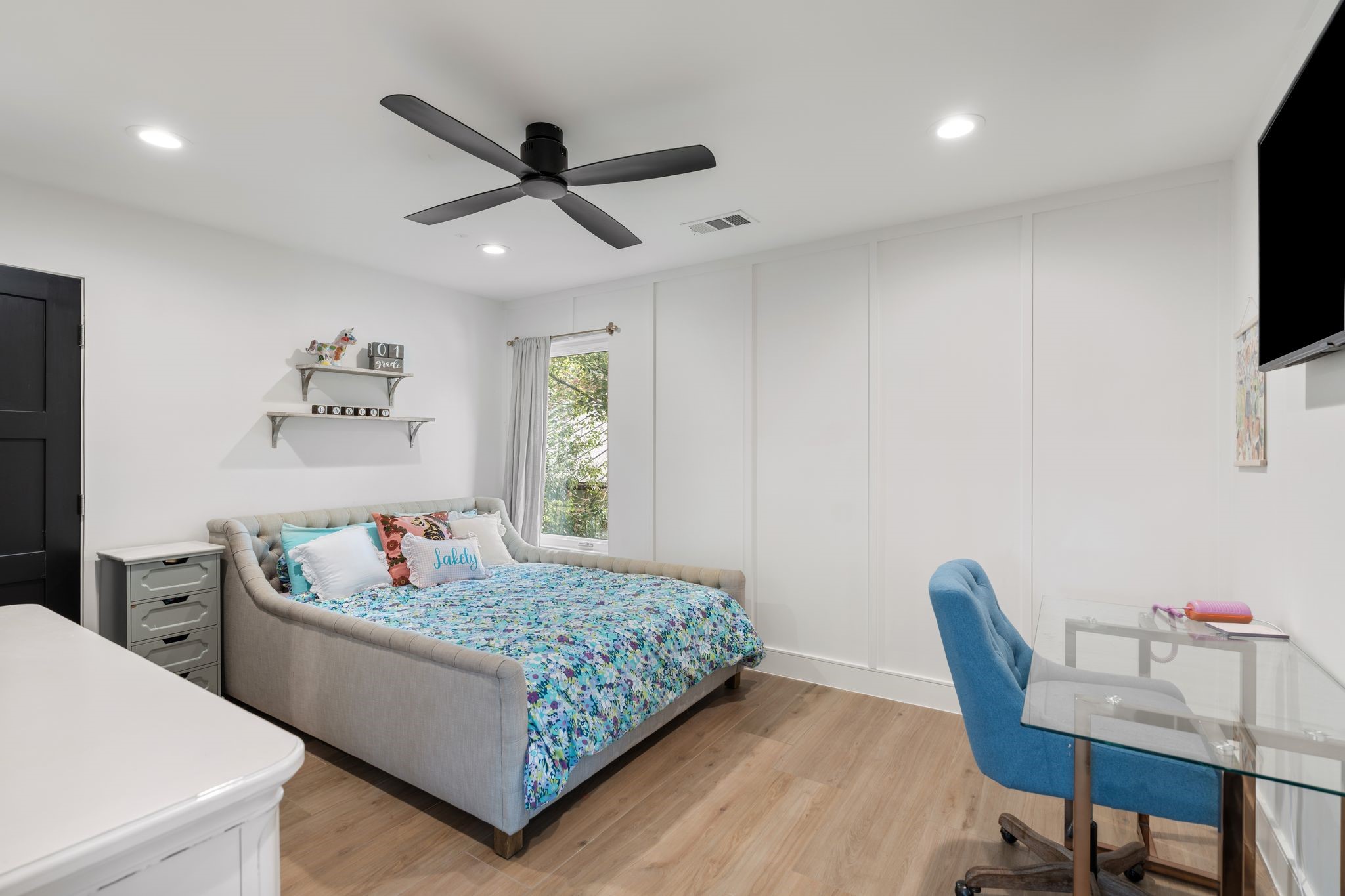 2626 Reagan Street Houston, TX 77009 - Photo 30 of 50 This secondary bedroom #2 has a decorative accent wall, a modern ceiling fan, and recessed lighting, with space for both a bed and desk area. The room also includes a walk-in closet and en suite bath.