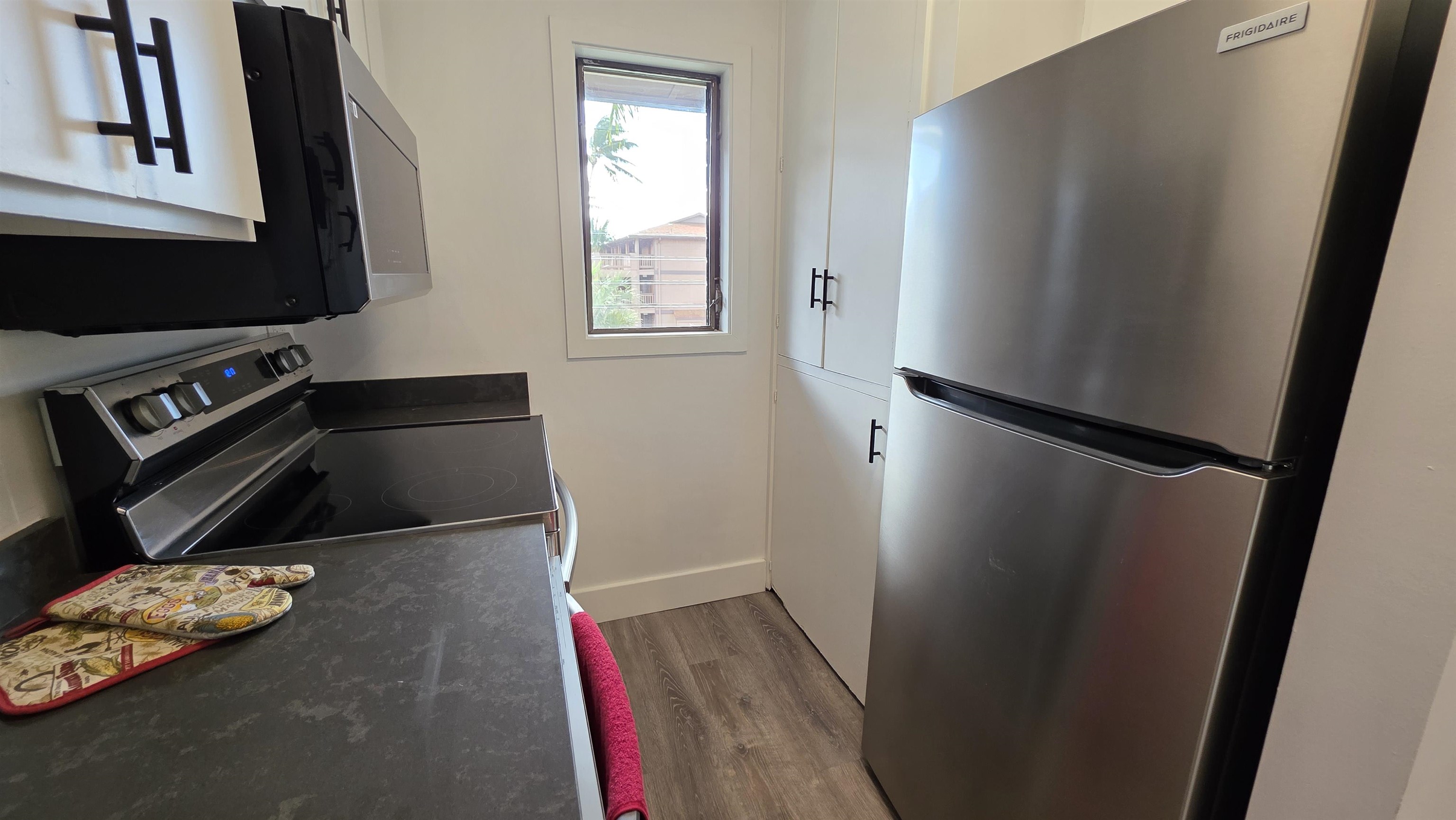 3788 Lower Honoapiilani Road, Unit A210 Lahaina, HI 96761 - Photo 8 of 21 a view of an entryway with workspace