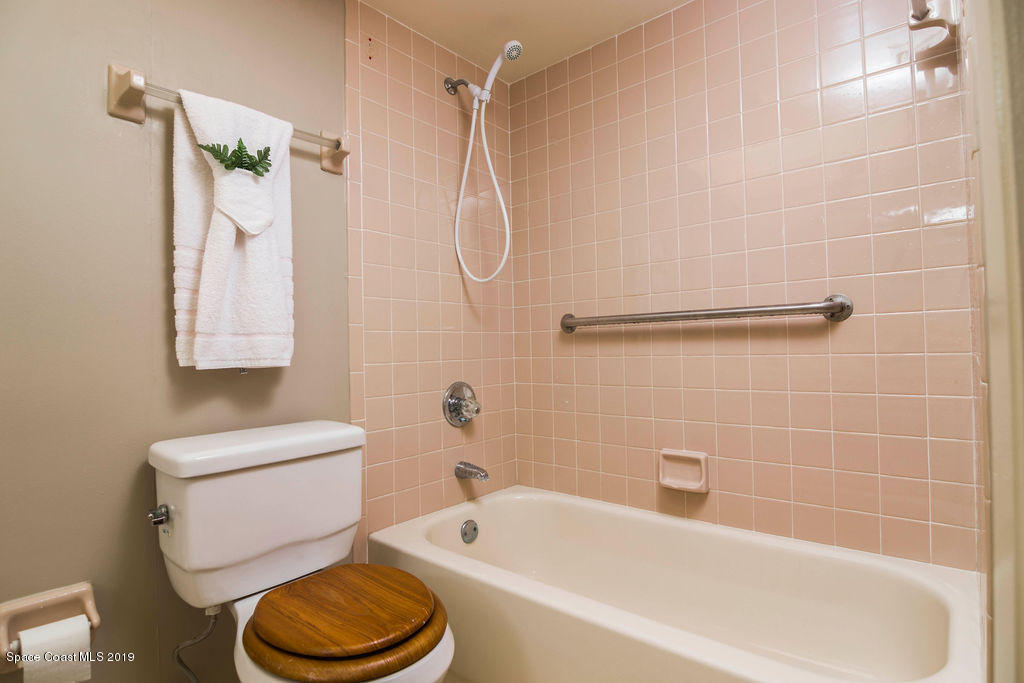 3696 Tree Line Boulevard Melbourne, FL 32935 - Photo 14 of 17 Guest Bath