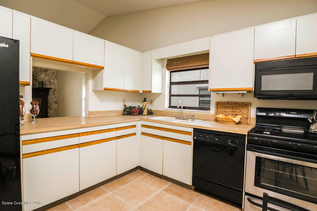 3696 Tree Line Boulevard Melbourne, FL 32935 - Photo 3 of 17 Kitchen