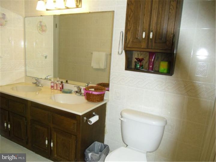 4901 Farming Ridge Boulevard Reading, PA 19606 - Photo 16 of 25 Bathroom