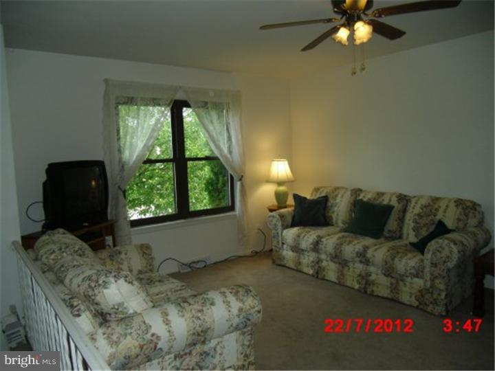 4901 Farming Ridge Boulevard Reading, PA 19606 - Photo 6 of 25 Living Room