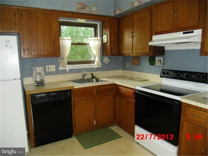 4901 Farming Ridge Boulevard Reading, PA 19606 - Photo 9 of 25 Kitchen