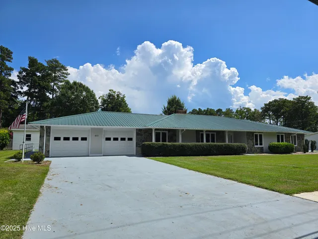 $400,000 | 401 Flemington Drive, Lake Waccamaw, NC 28450