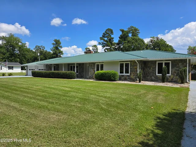 $400,000 | 401 Flemington Drive, Lake Waccamaw, NC 28450