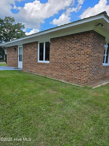 $400,000 | 401 Flemington Drive, Lake Waccamaw, NC 28450