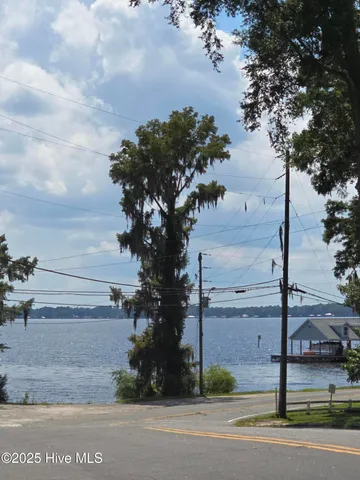 $400,000 | 401 Flemington Drive, Lake Waccamaw, NC 28450