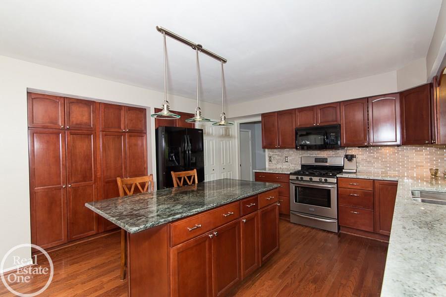 1754 North Kilburn Road Rochester, MI 48306 - Photo 8 of 23 31248714-7.JPG