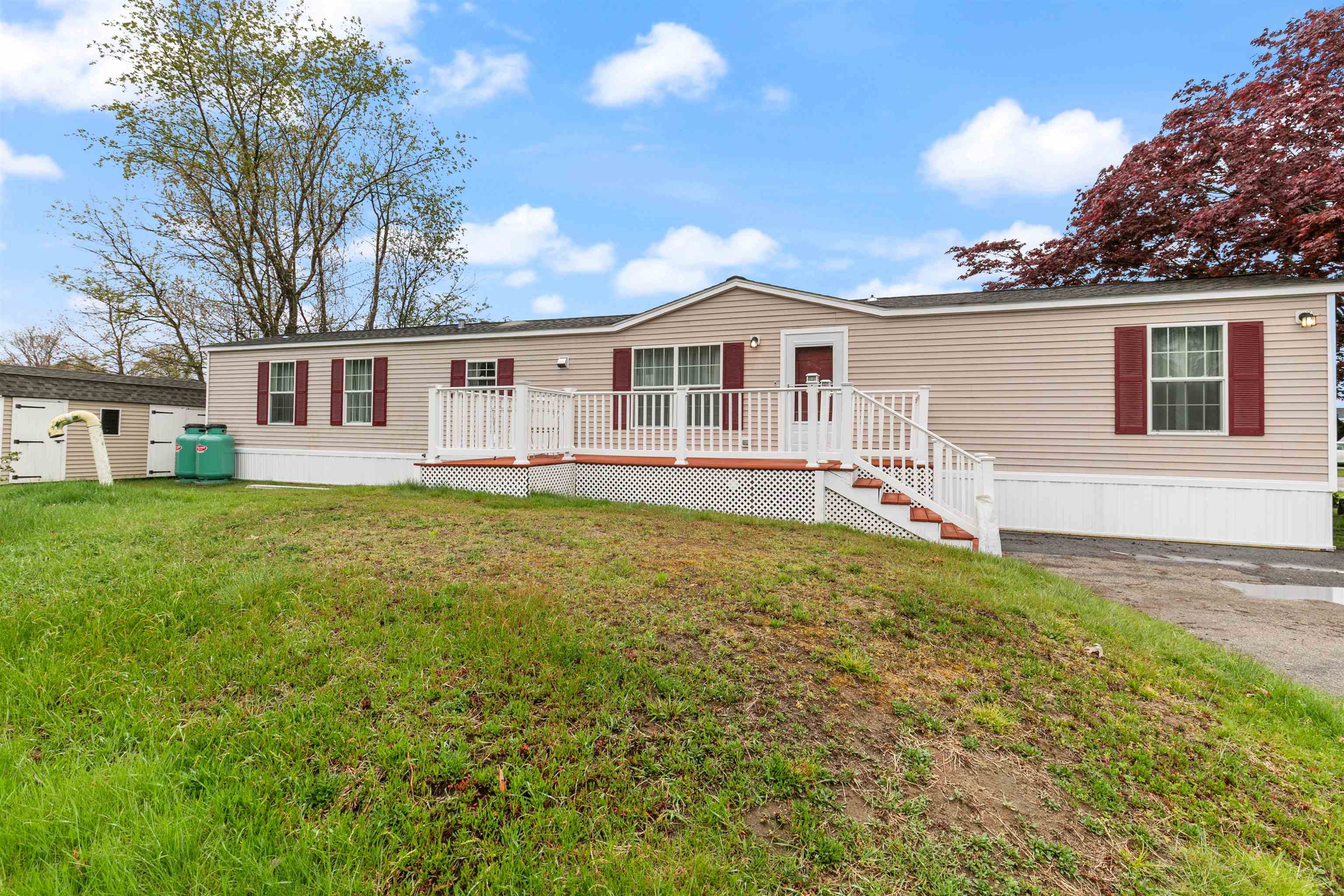 18 Hagop Road Salem, NH 03079 - Photo 2 of 23