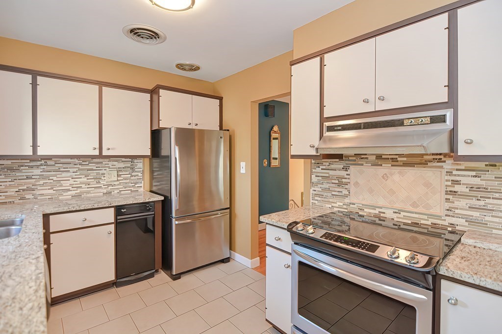 274 Mt Hope Road Somerset, MA 02726 - Photo 8 of 35 Gallery Image 8