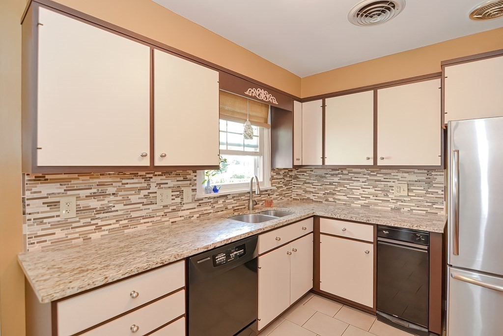 274 Mt Hope Road Somerset, MA 02726 - Photo 9 of 35 Gallery Image 9