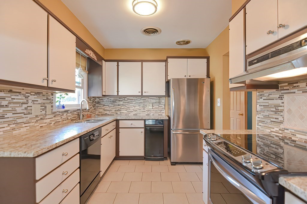 274 Mt Hope Road Somerset, MA 02726 - Photo 10 of 35 Gallery Image 10