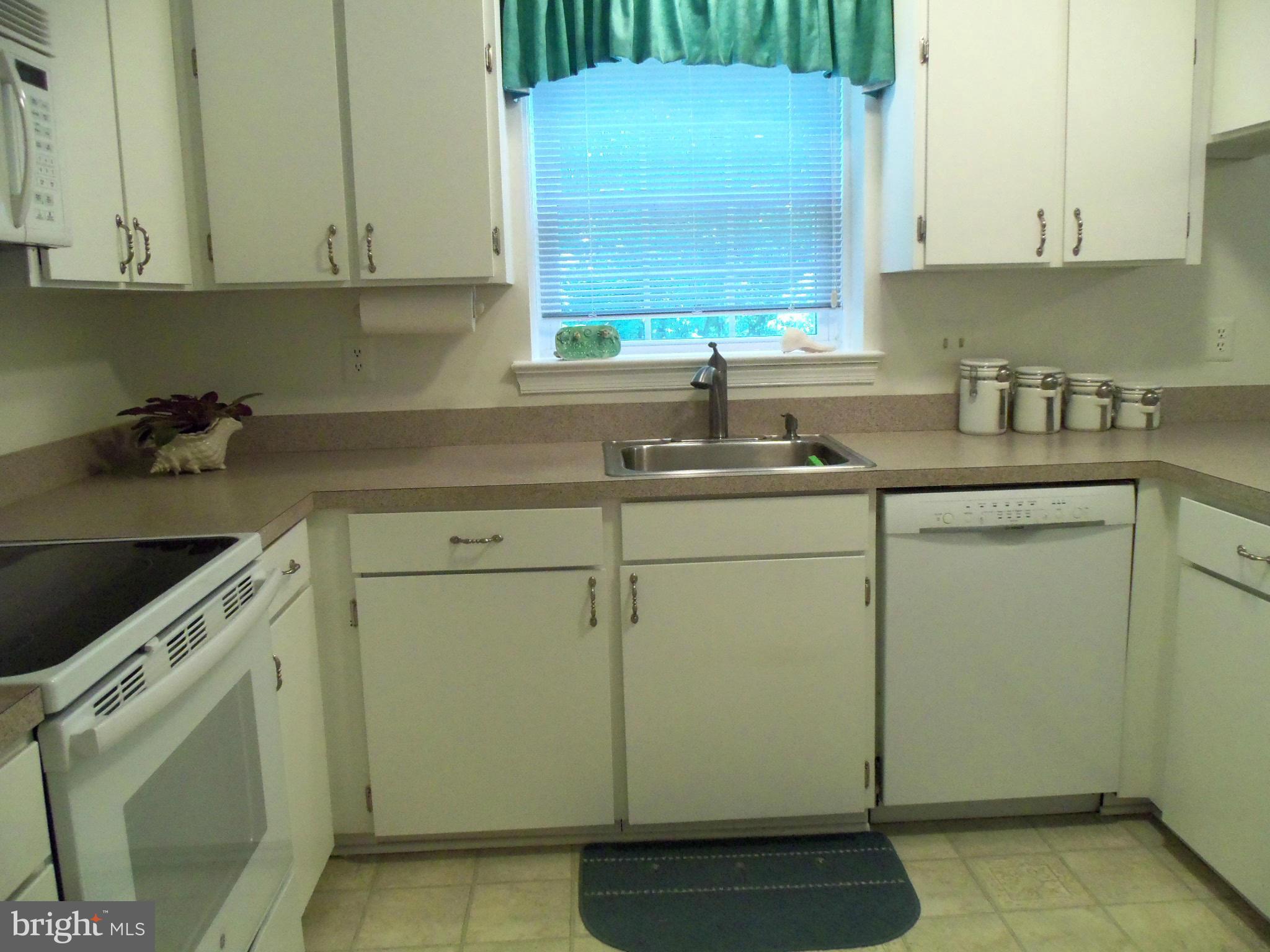8112 Sleepy View Lane Springfield, VA 22153 - Photo 9 of 30 NEW STOVE