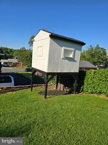 a view of a house with a backyard