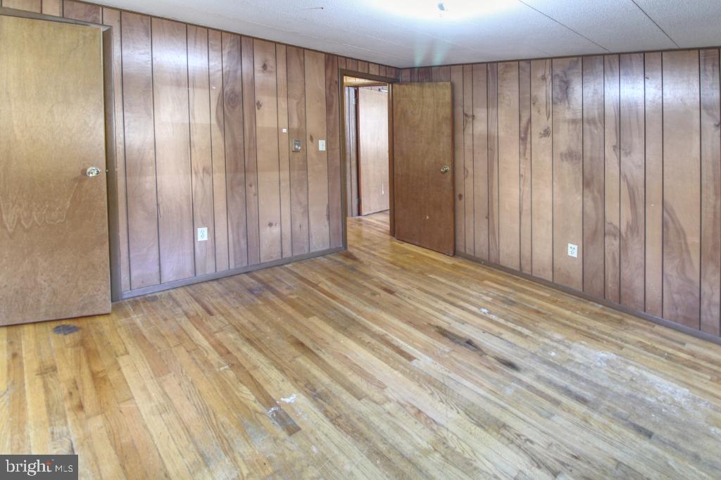 4417 Buffalo Road Mount Airy, MD 21771 - Photo 21 of 30 Spacious room with warm wooden accents.