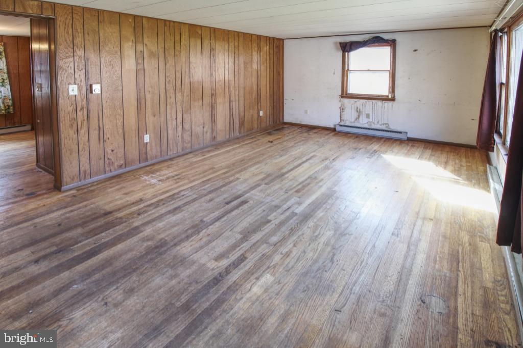 4417 Buffalo Road Mount Airy, MD 21771 - Photo 4 of 30 Spacious room with warm wooden accents.