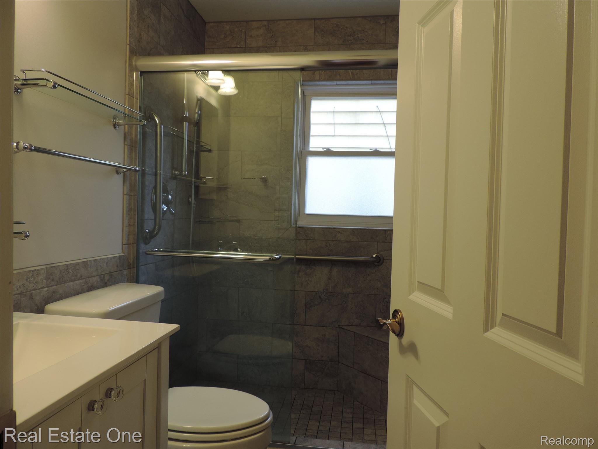 709 Lockwood Road Royal Oak, MI 48067 - Photo 16 of 22 Beautifully updated bathroom off bedrooms