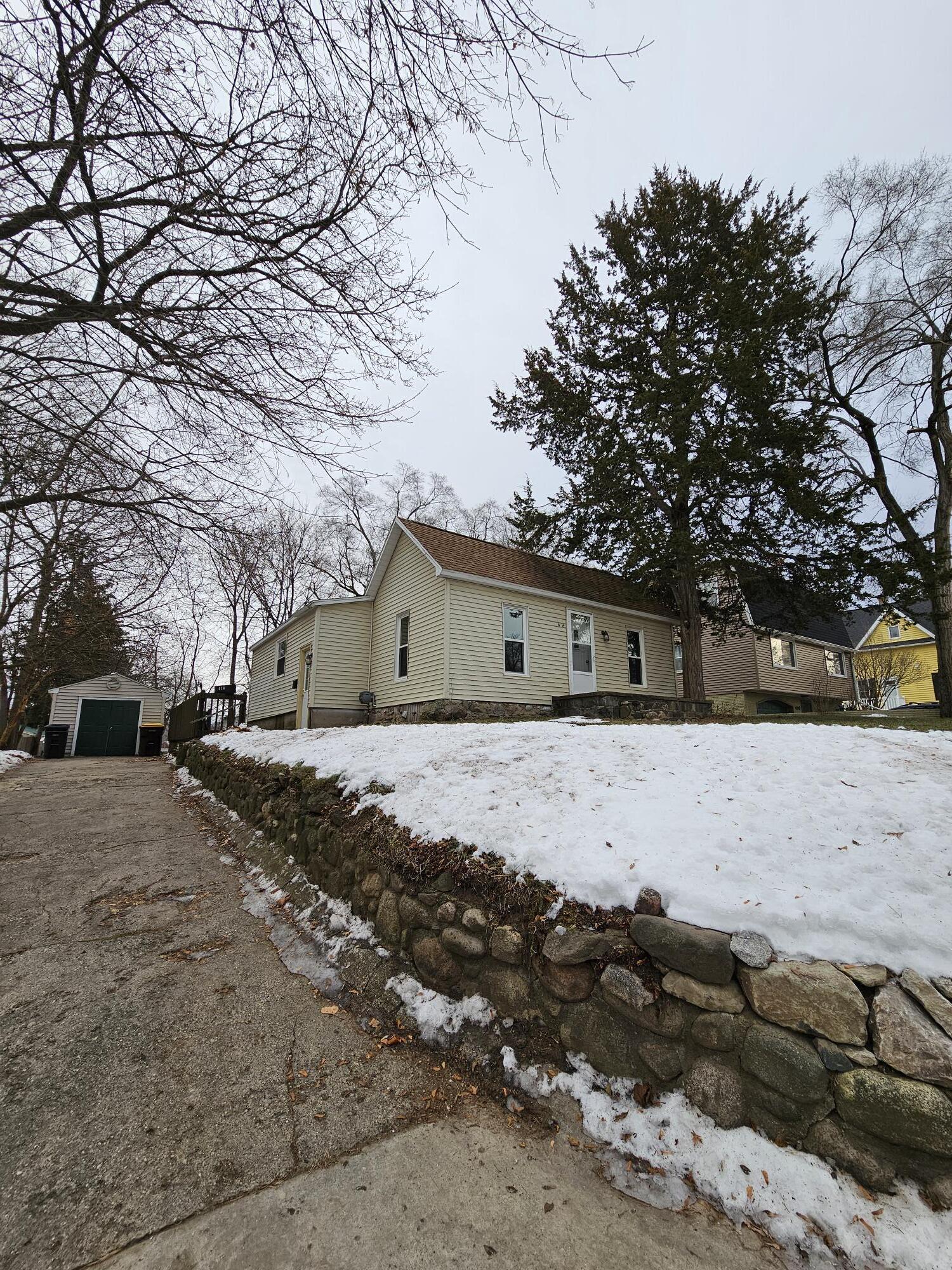 414 Quarterline Street Portland, MI 48875 - Photo 21 of 30 Driveway view