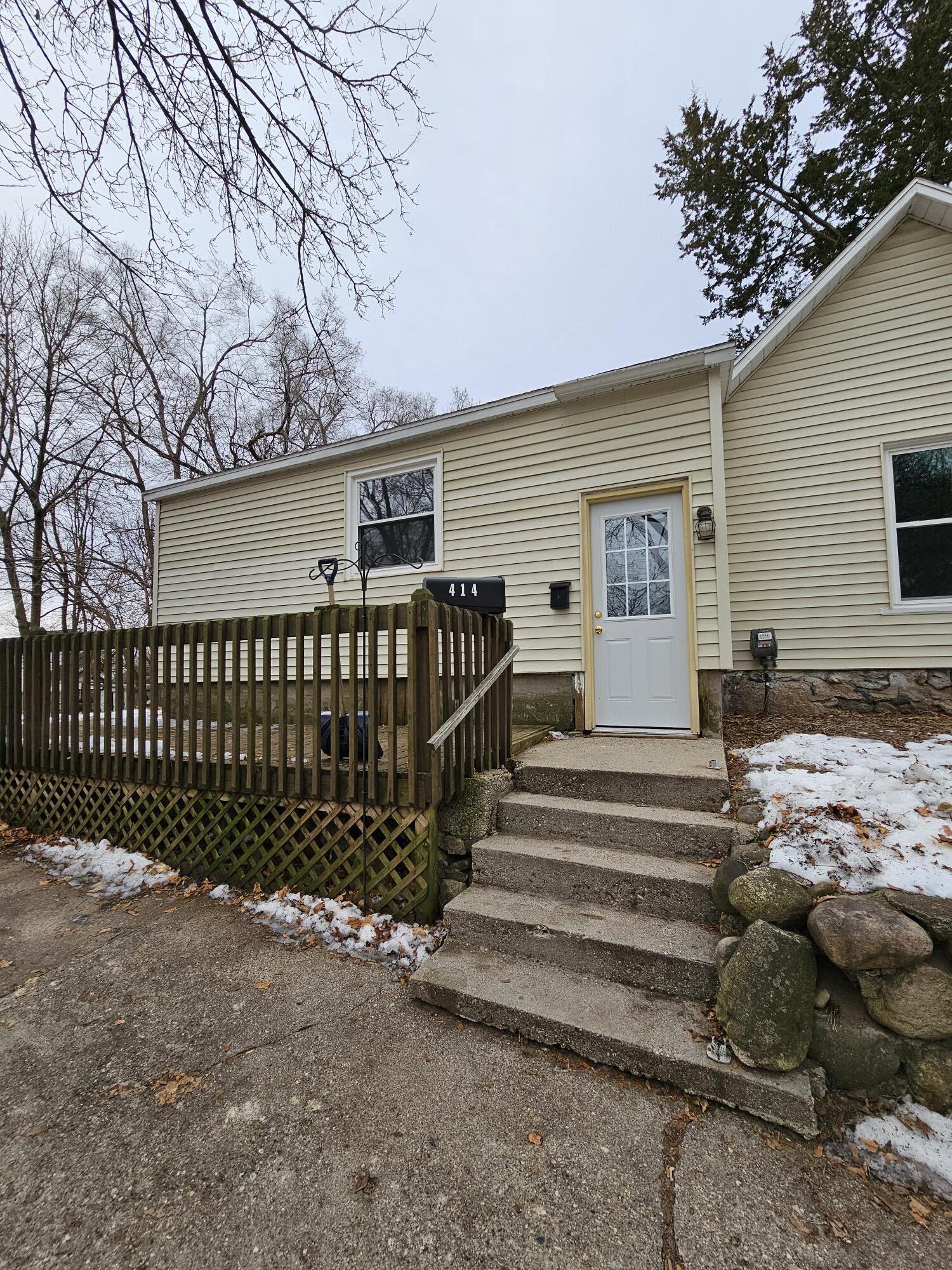 414 Quarterline Street Portland, MI 48875 - Photo 28 of 30 Deck & side door