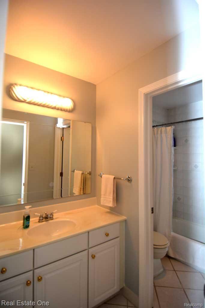 22683 Chestnut Tree Novi, MI 48375 - Photo 12 of 21 Bath.jpg