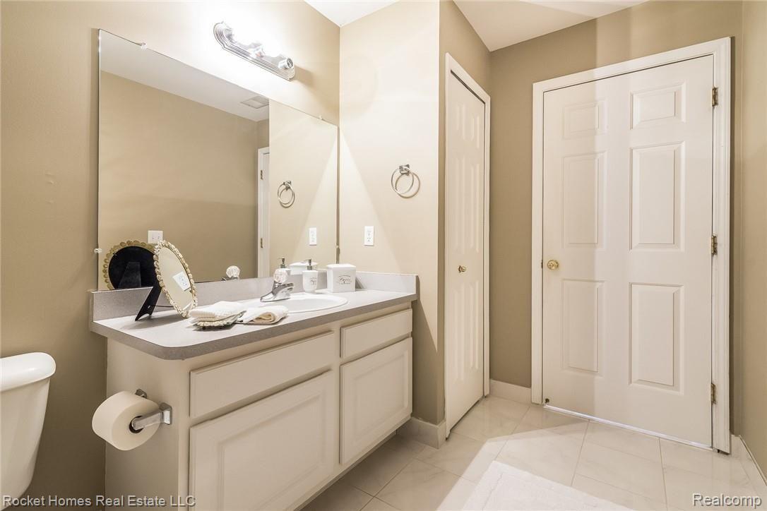 20650 Dunham Road Clinton Township, MI 48038 - Photo 20 of 24 021-photo-bathroom-6265814.jpg