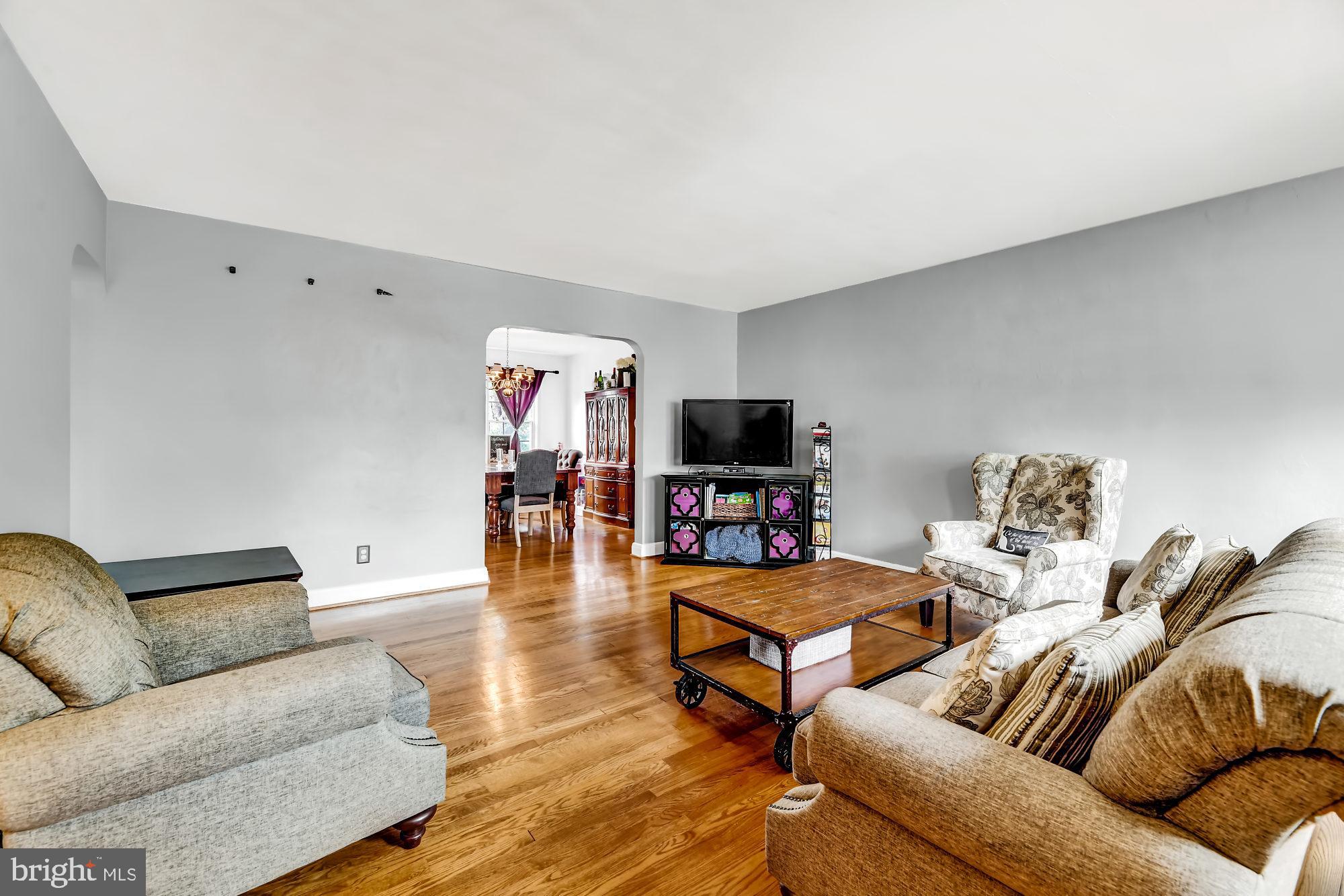 1832 Deveron Road Towson, MD 21286 - Photo 2 of 28 Large Living Room