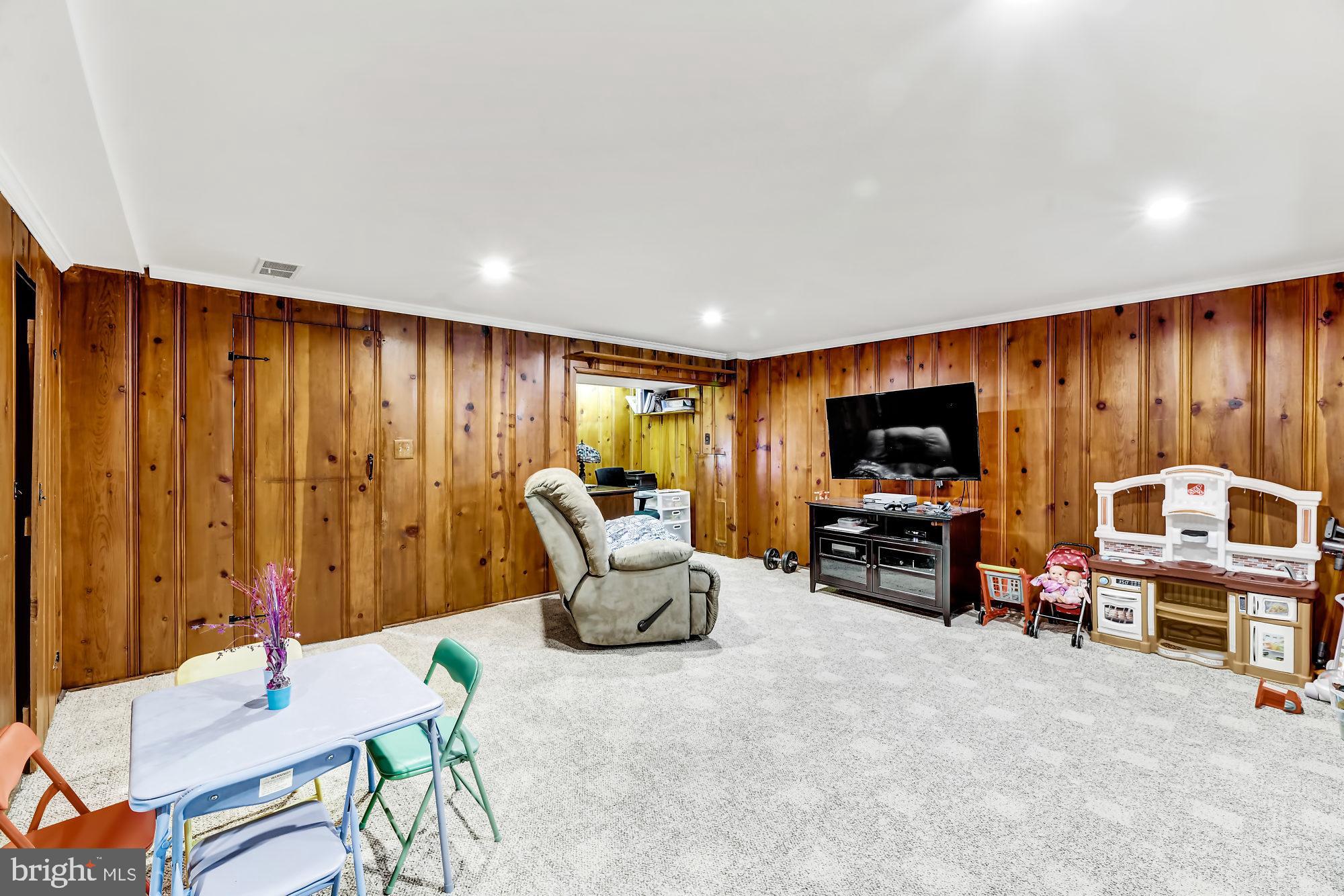 1832 Deveron Road Towson, MD 21286 - Photo 20 of 28 Huge Family room