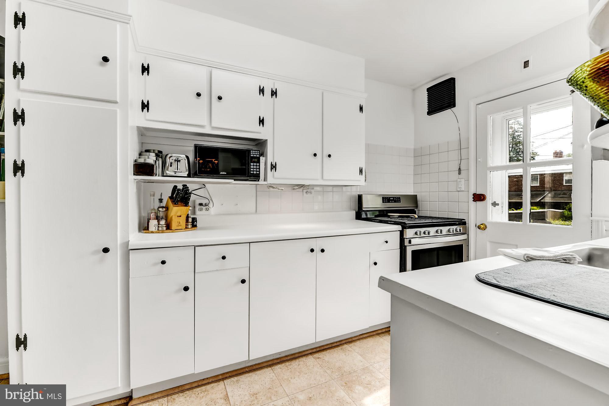 1832 Deveron Road Towson, MD 21286 - Photo 8 of 28 Bright Cheerful Kitchen