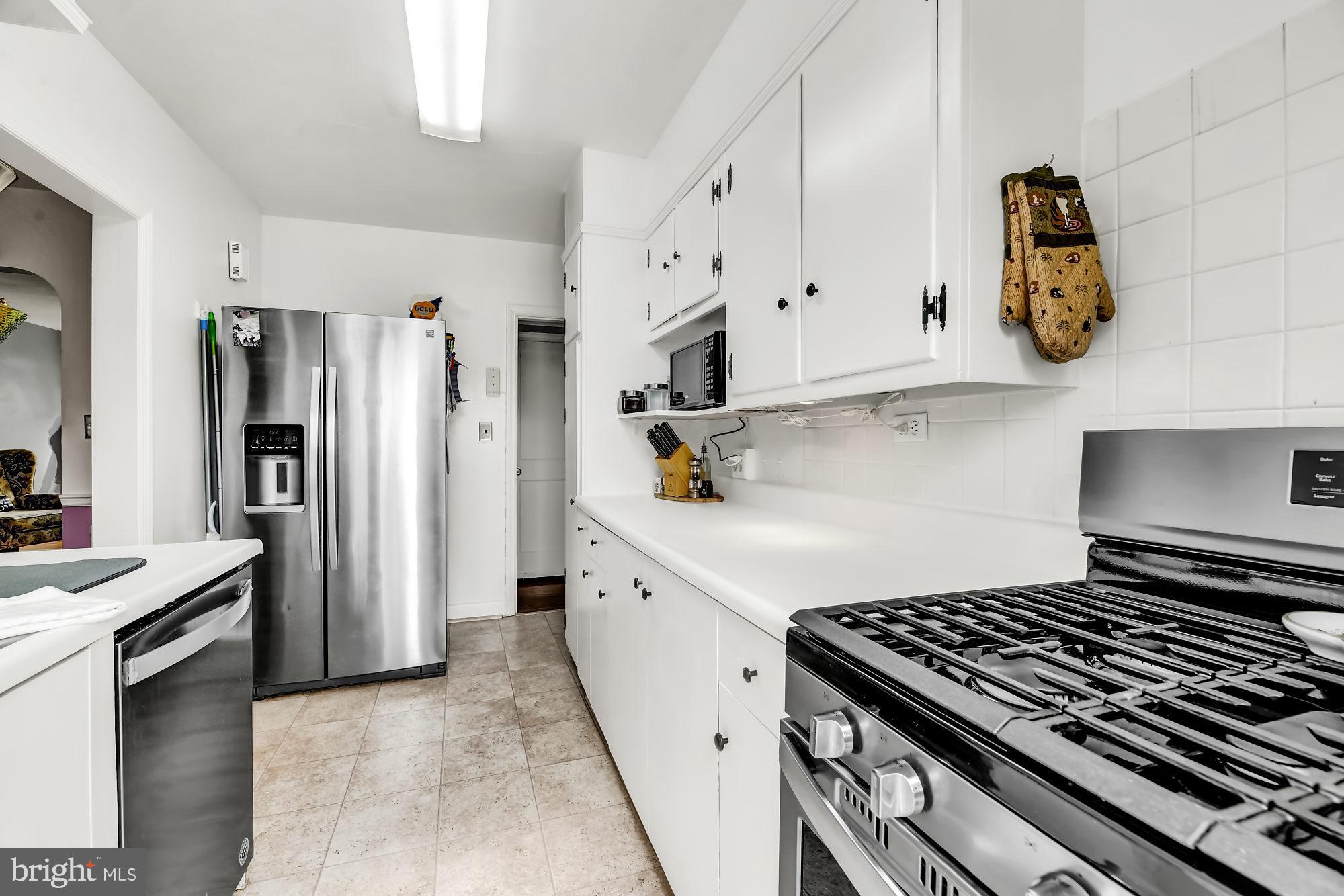 1832 Deveron Road Towson, MD 21286 - Photo 10 of 28 Gas Stove